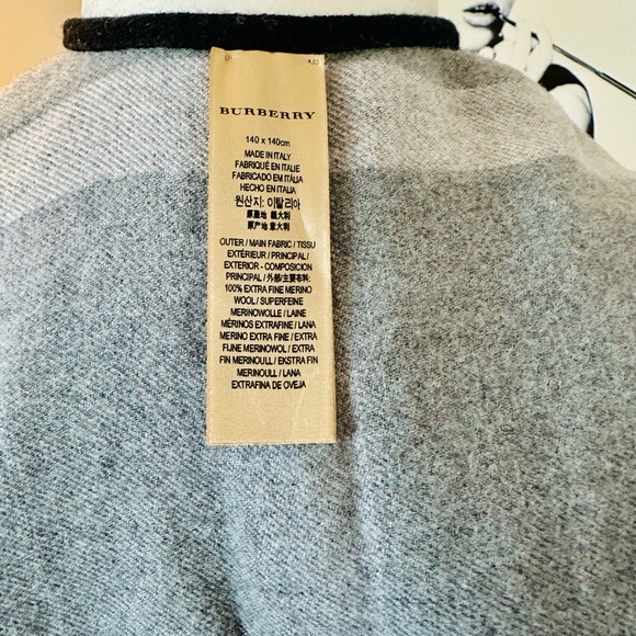 Burberry Fine Marino Wool Cape 140x140 Reversible - Picture 8 of 9